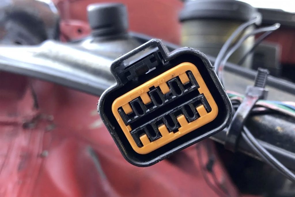 close up of a 6 pin automotive connector