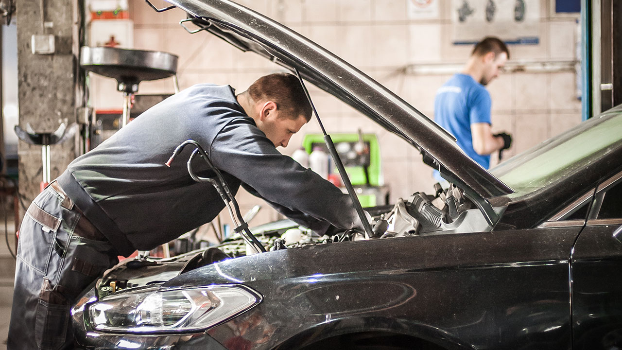 fpt_mechanic_looking_underthehood