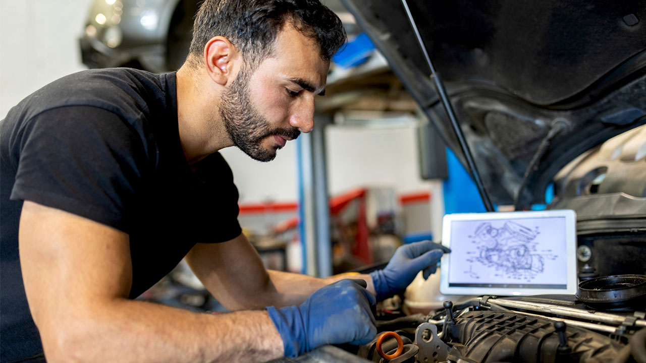 fpt_auto_technician_checking_engine